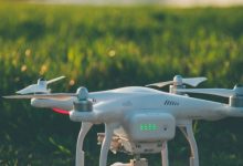 white-and-gray-quadcopter-on-ground-997131 white-and-gray-quadcopter-on-ground-997131